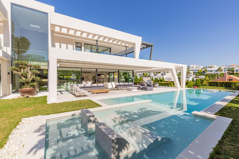 Villa for sale in Nueva Andalucia, Málaga