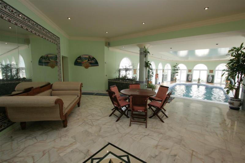 8 bedroom Villa for sale