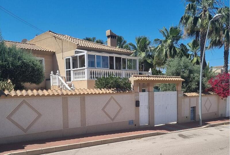 Villa en venta en Los Balcones, Alicante