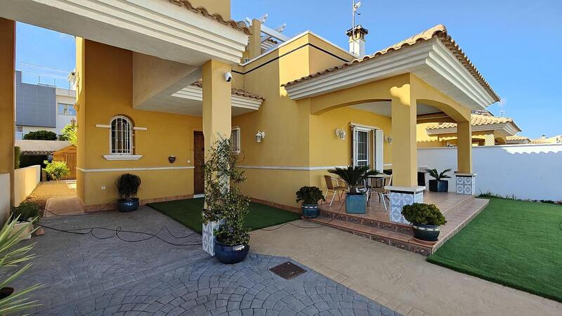 Villa til salgs i Orihuela Costa, Alicante