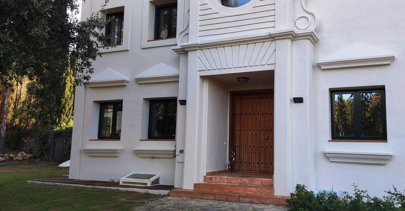 6 bedroom Townhouse for sale