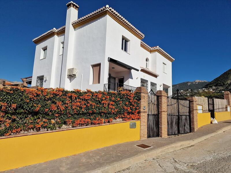 Townhouse for sale in Alcaucin, Málaga