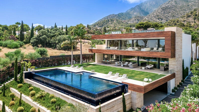 Villa for sale in Sierra Blanca, Málaga