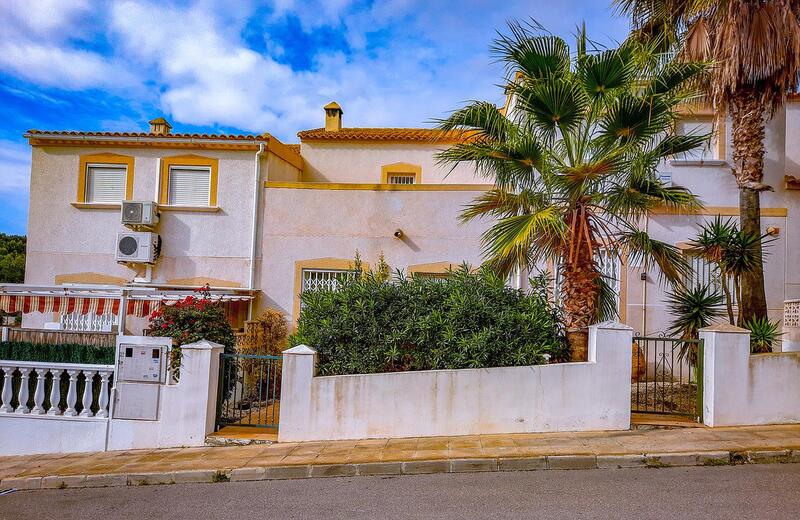 Stadthaus zu verkaufen in Villamartin, Alicante