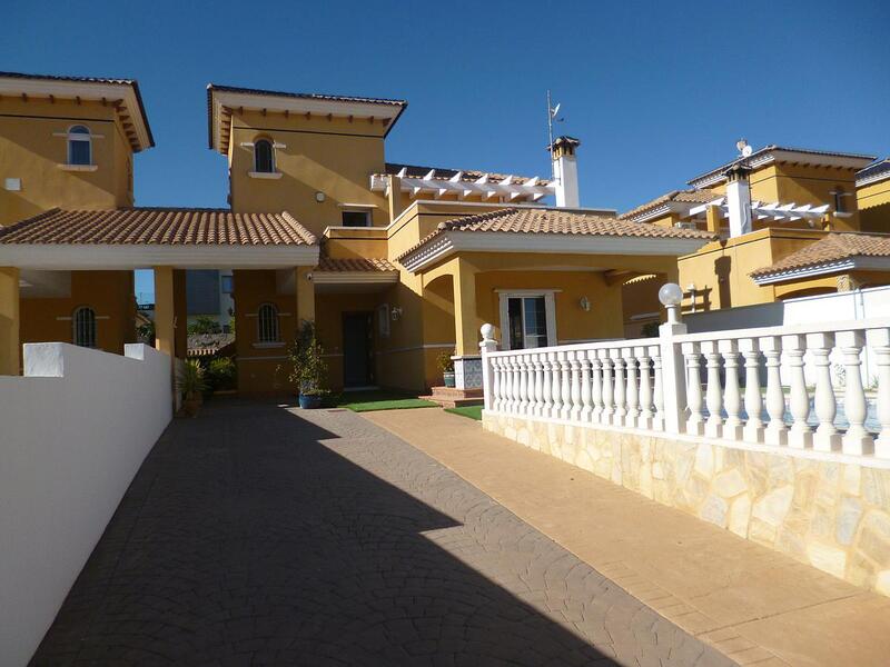 Villa en venta en La Zenia, Alicante