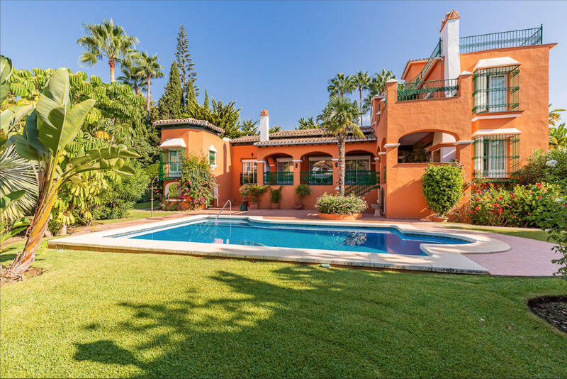 Villa zu verkaufen in Bahia de Marbella, Málaga