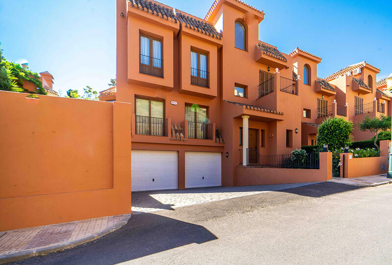 5 bedroom Townhouse for sale