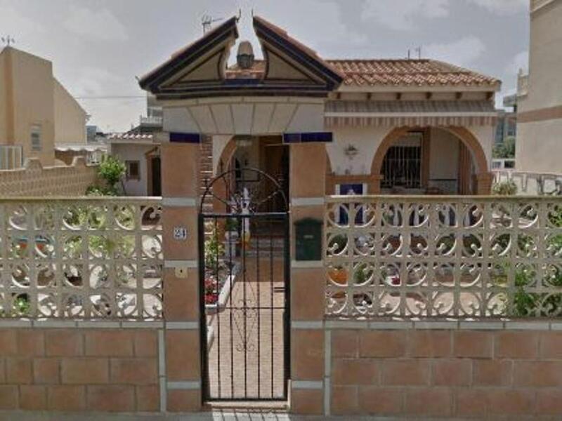 Villa en venta en La Siesta, Alicante