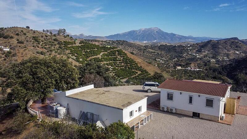 Villa for sale in Riogordo, Málaga