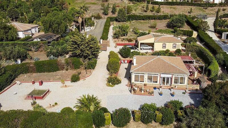 Villa for sale in Alcaucin, Málaga