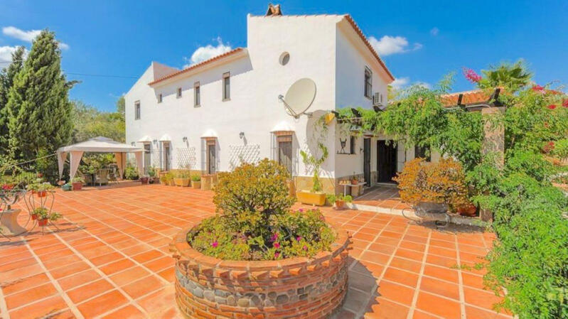 Villa for sale in Pizarra, Málaga