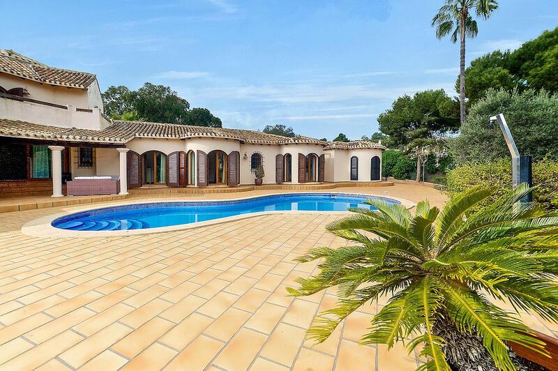 6 bedroom Villa for sale