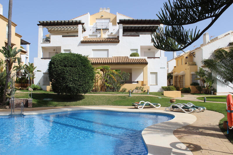 Adosado en venta en Bahia de Marbella, Málaga