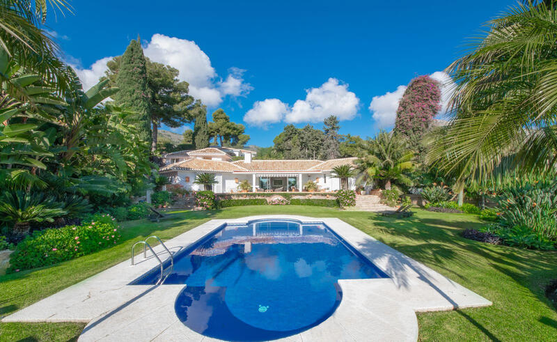 Villa for sale in Benalmadena, Málaga