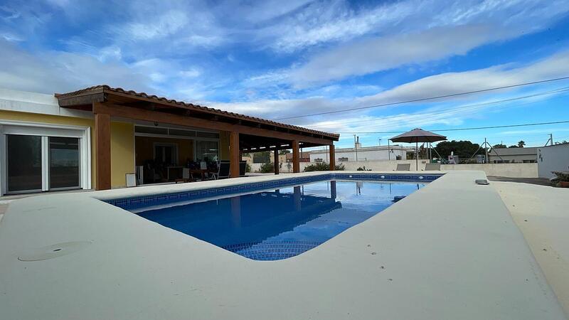 Villa en venta en Albatera, Alicante