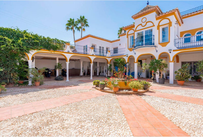 8 bedroom Villa for sale