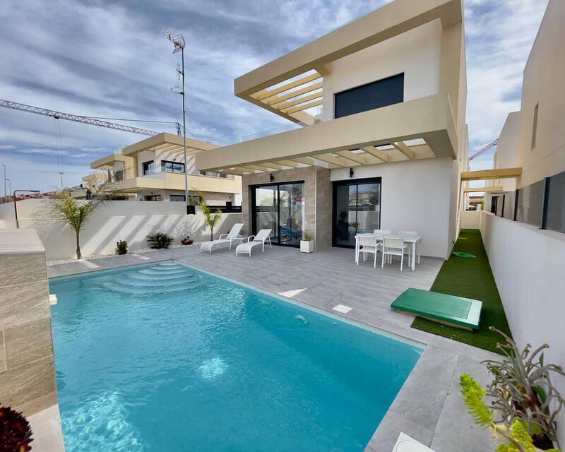 Villa til salgs i Los Montesinos, Alicante