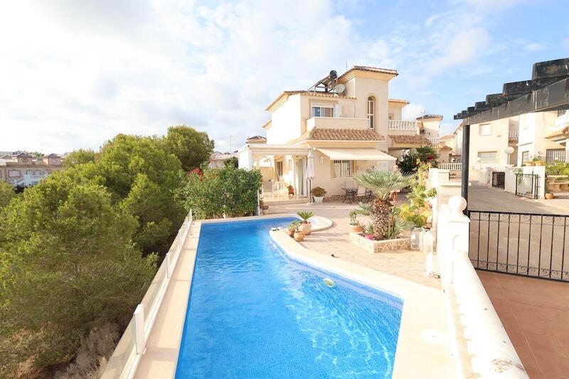 Villa til salg i Orihuela Costa, Alicante