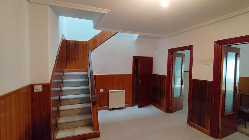 6 bedroom Townhouse for sale