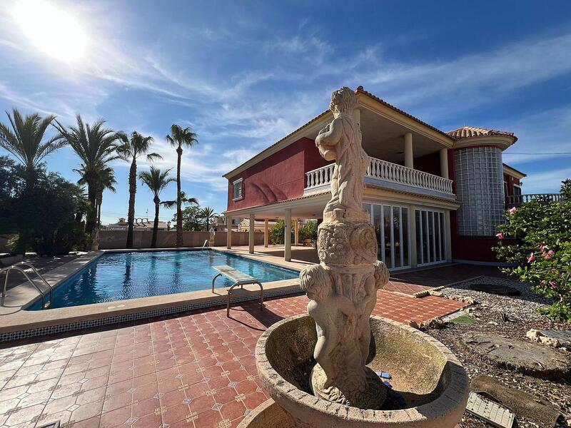 Villa til salgs i Torrevieja, Alicante