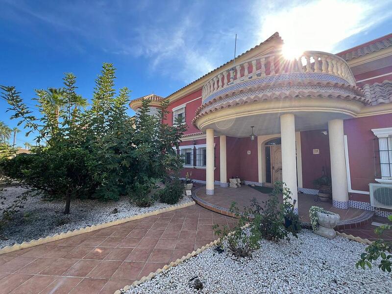 6 bedroom Villa for sale