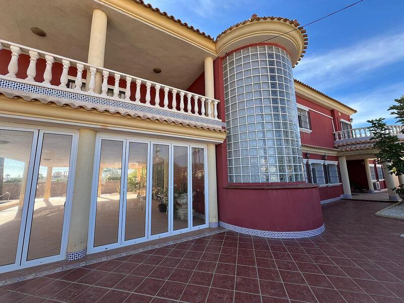 6 bedroom Villa for sale