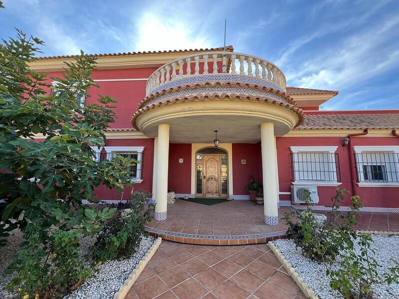 6 bedroom Villa for sale