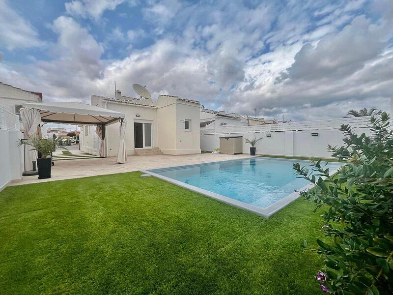 Villa en venta en Torrevieja, Alicante