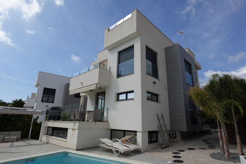 Townhouse for sale in La Nucia, Alicante