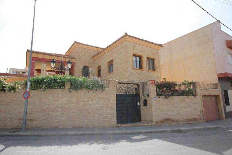 Villa en venta en Orihuela, Alicante