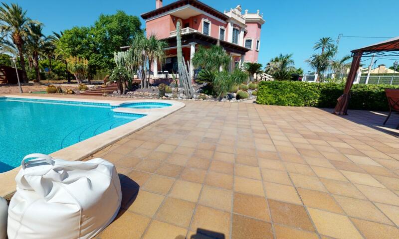 6 bedroom Villa for sale