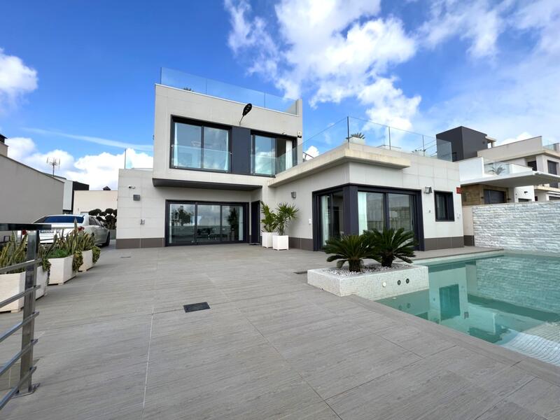 Villa for sale in San Miguel de Salinas, Alicante