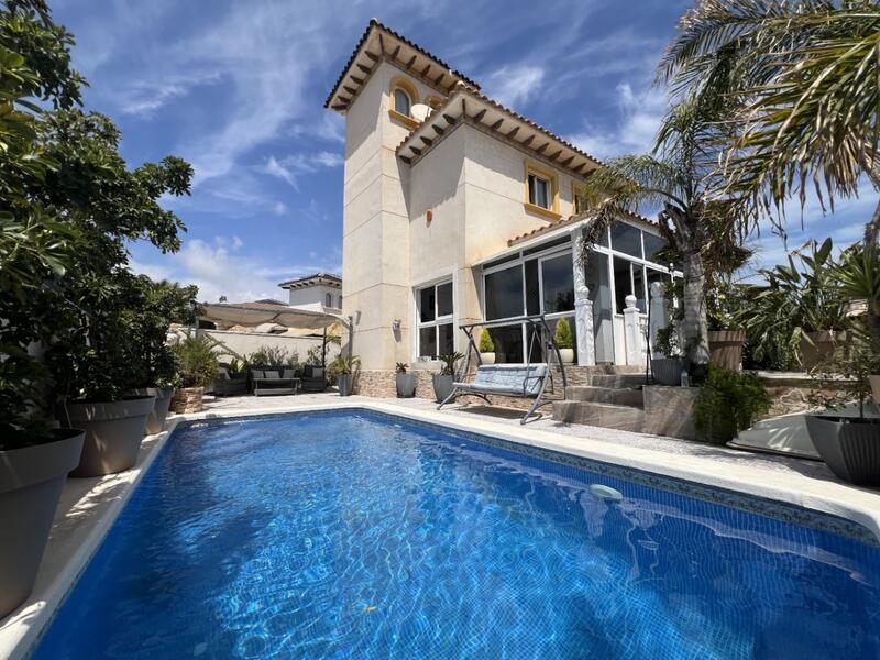 Villa en venta en Orihuela, Alicante