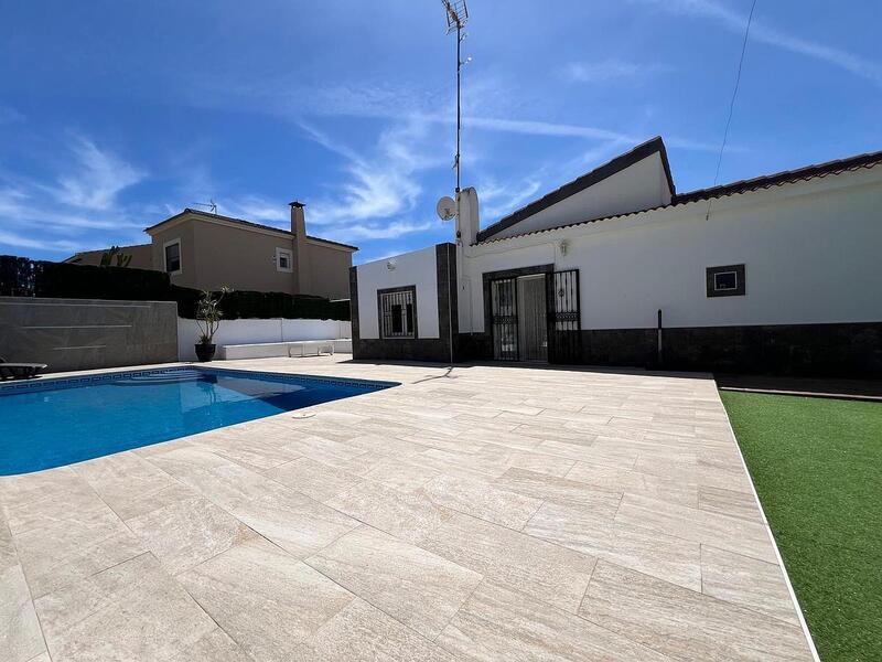 Villa til salgs i Torrevieja, Alicante