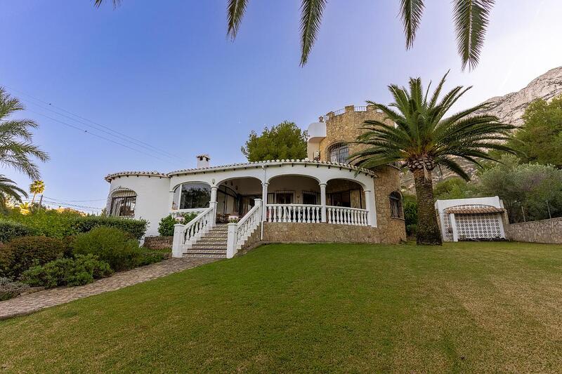 Villa en venta en Denia, Alicante