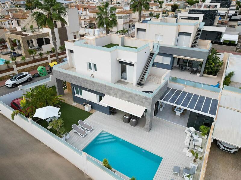 Villa en venta en Torrevieja, Alicante