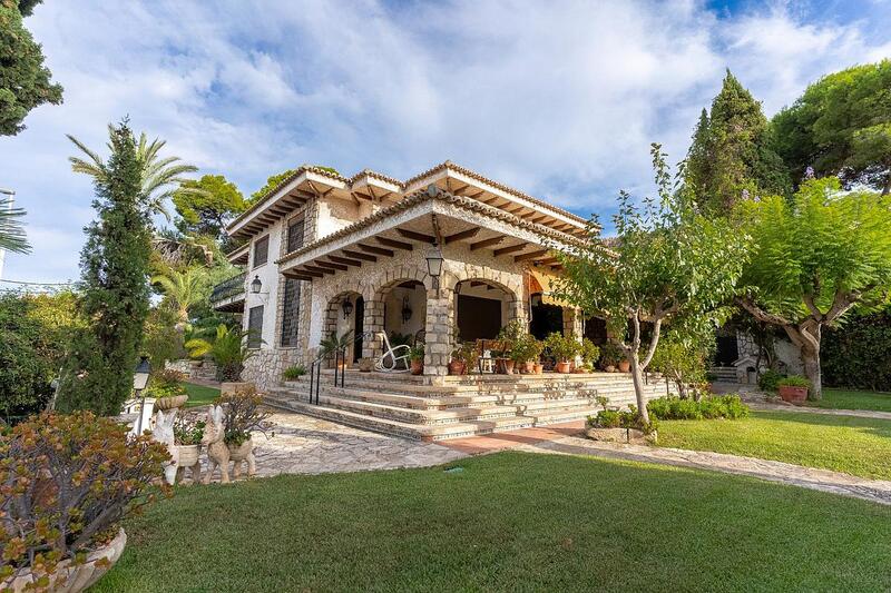 8 bedroom Villa for sale