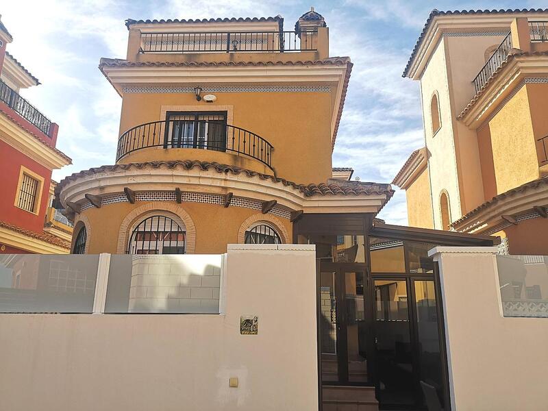 Villa till salu i Los Montesinos, Alicante