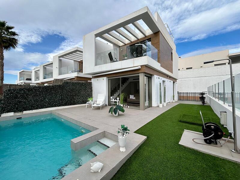 Villa till salu i Villamartin, Alicante