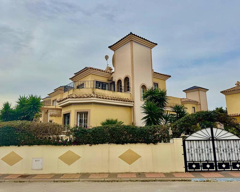 Villa en venta en Algorfa, Alicante