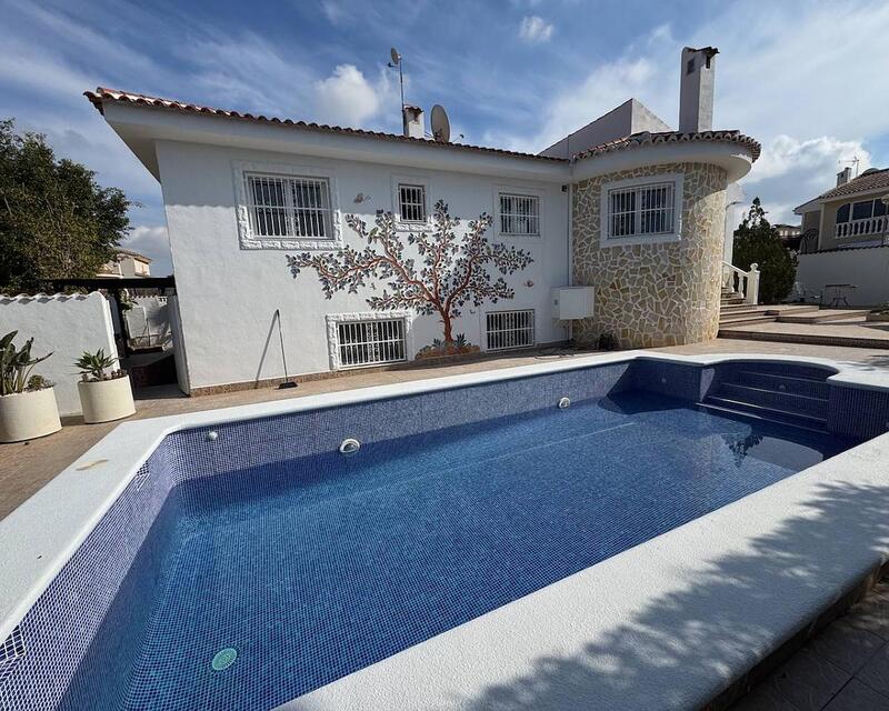 Villa en venta en Benimarfull, Alicante