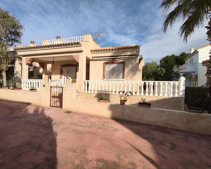 Villa en venta en Algorfa, Alicante