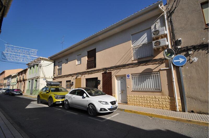 Townhouse for sale in Pinoso, Alicante