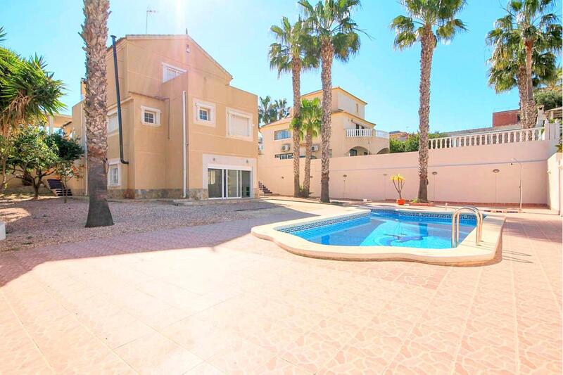 Villa til salgs i La Zenia, Alicante