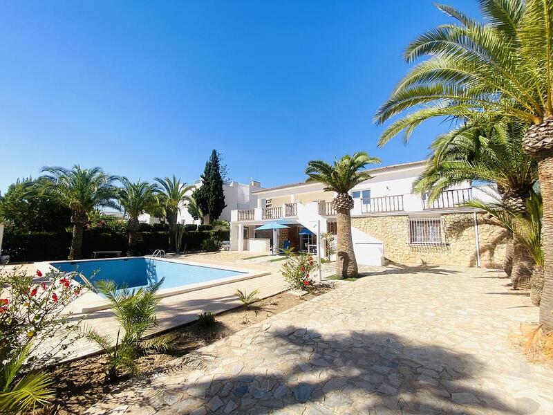 Villa en venta en La Zenia, Alicante