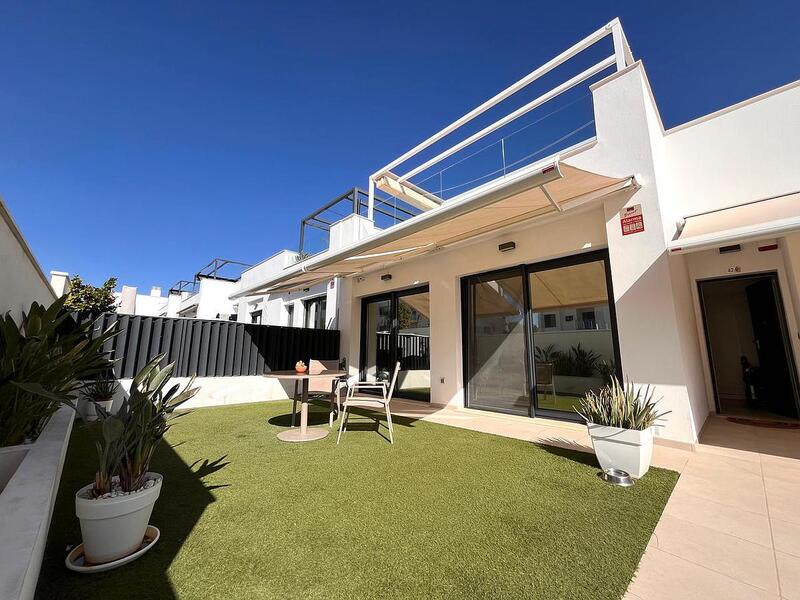 Villa en venta en Pilar de la Horadada, Alicante