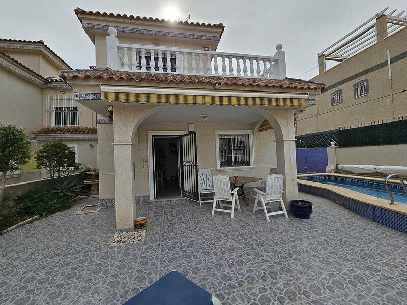 Villa en venta en Villamartin, Alicante