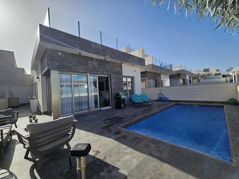 Villa till salu i Villamartin, Alicante