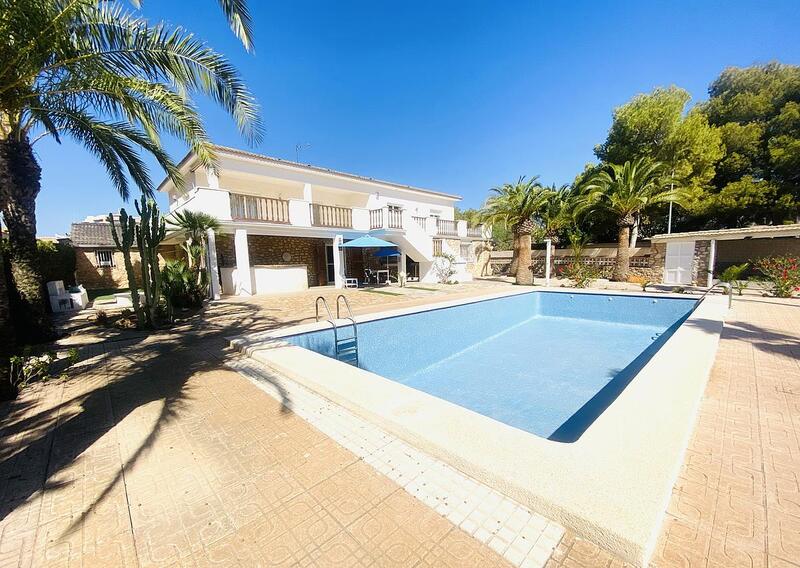 Villa en venta en La Zenia, Alicante