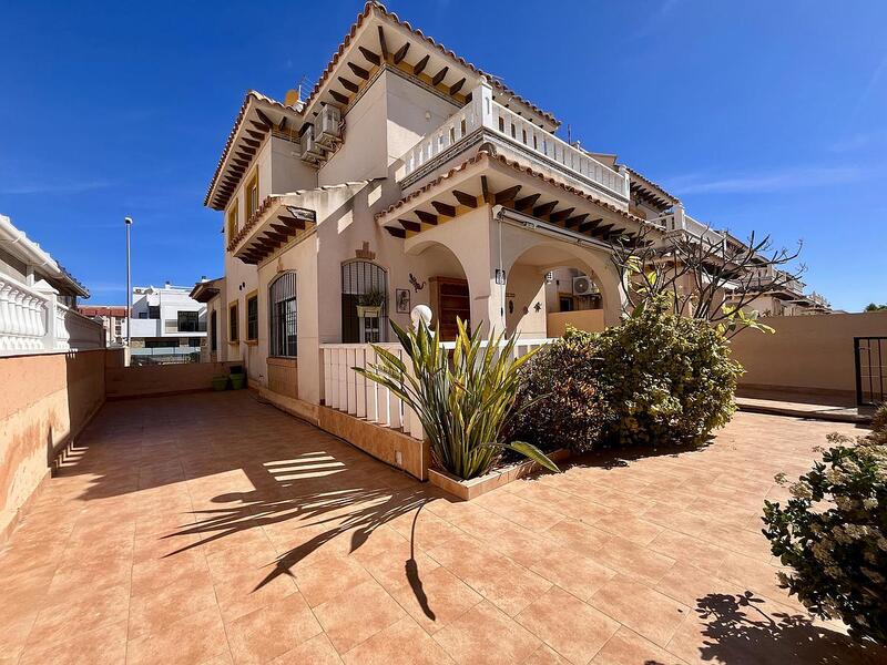 Townhouse for sale in Cabo Roig, Alicante